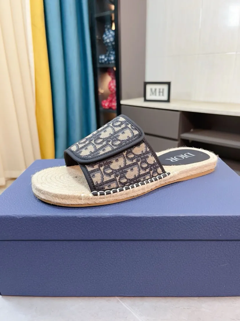 Men's men's shoes💰320🌸🌸High-end version. DIOR💁Men's slippers, high-end and upscale [strong][strong], compare quality at counters. The upper is hand-drawn, a combination of native hemp and raw rubber sole [strong][strong], breathable and non-slip outsole [rose][rose], breathable and comfortable lambskin lining, density 100% comfortable [gift][gift], original wear-resistant code number 38-44. Can be customized 45-46-47